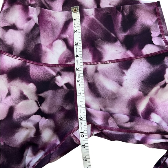 Lululemon Wunder Under Crop (Hi-Rise) 21"
Blush Blossom Alpine White Candy Pink - Picture 9 of 10